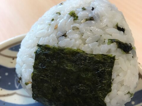 ラー油が香る海苔のおにぎり